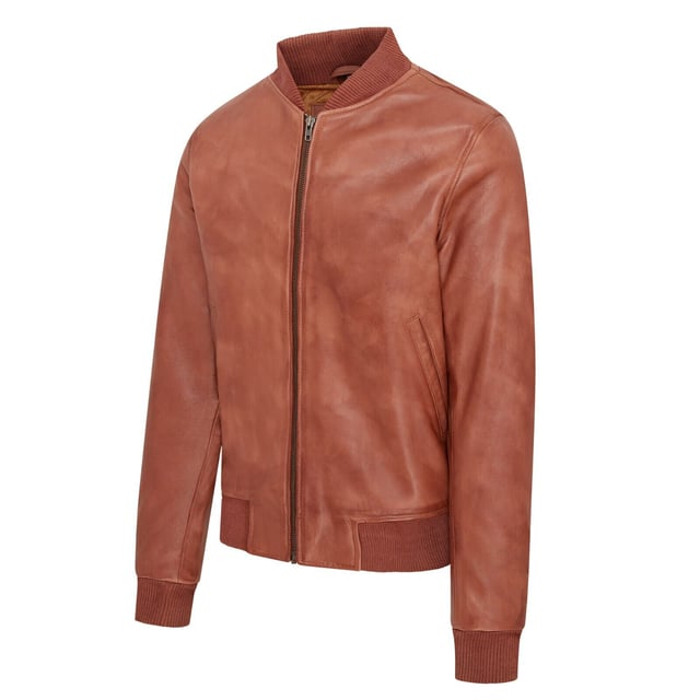 Wir pr�sentieren die Varsity Lederbomberjacke f�r Herren, eine verfeinerte Version der klassischen MA-1 Fliegerjacke. Diese Jacke aus 100 % weichem Lammnappa bietet au�ergew�hnliche Haltbarkeit und einen geschmeidigen Fall. Die sichtbare Rei�verschlussfront verf�gt �ber einen breiten Steppstich-Rei�verschlusssteg, erg�nzt durch Rippstrickkragen, -b�ndchen und -saum f�r zus�tzliche W�rme und eine schlanke Silhouette. Mit vier Taschen � zwei an der Taille und zwei innen, darunter eine sichere Rei�verschlusstasche � kombiniert diese komplett gef�tterte Jacke nahtlos Stil und Funktionalit�t. � Aus 100 % weichem Lammnappa f�r Haltbarkeit und Komfort � Sichtbarer Rei�verschluss vorne mit Steppstich-Rei�verschlusssteg � Rippstrickkragen, -b�ndchen und -saum zur Isolierung � Vier Taschen: zwei an der Taille und zwei innen, eine mit Rei�verschluss � Komplett gef�tterte Innenseite f�r zus�tzliche W�rme und Komfort