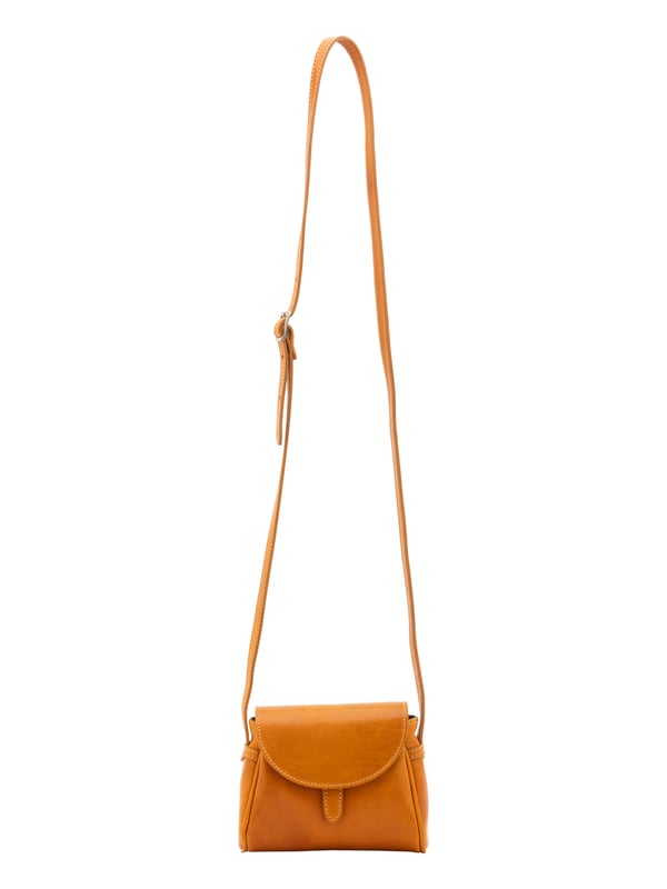 Crossbodytas voor dames met magneetsluiting. ontbrekende binnenzakken. afwezige externe zakken. verstelbaar in lederen schouderband. ontbrekend handvat. een binnencompartiment.  extern materiaal. gevoerd met katoenen binnenkant. Afmetingen: 14x18x7 cm. Gemaakt in Italië