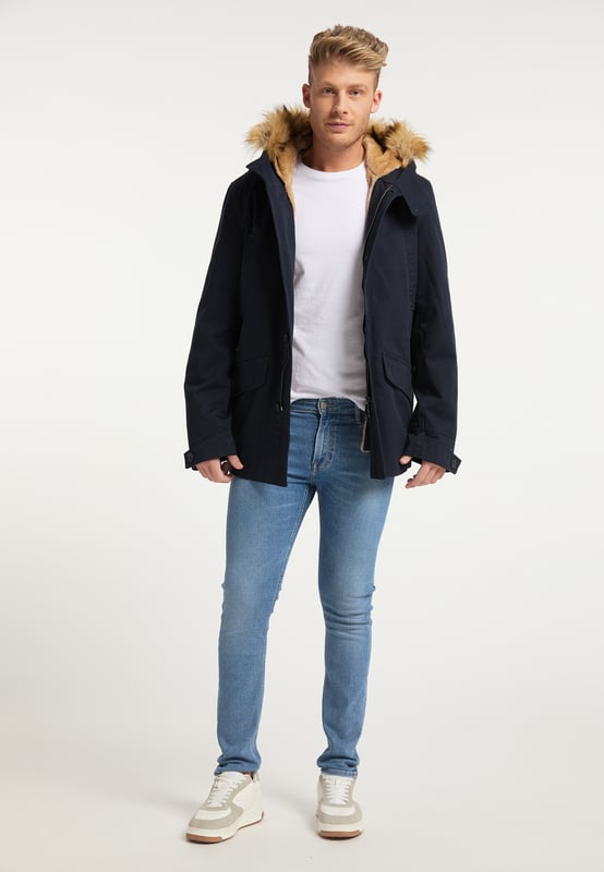 Het goede aan deze katoenen parka van Mo is dat hij in alle seizoenen kan worden gebruikt. Dankzij een uitneembare en gewatteerde binnenjas met imitatiebont wordt de anders zo lichte parka een verwarmende korte jas. Het imitatiebont op de capuchon kan ook met een rits worden verwijderd. De sportief-casual look wordt ondersteund door de bovenste paspelzakken en de grote klepzakken, terwijl een intern taillekoord zorgt voor een vormvaste look. De casual parka wordt gesloten met een rits en knoopsluiting.  Parka