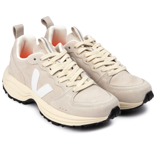 Llama la atención con estas fabulosas Veja Venturi, los zapatillas de corte natural hechas para quienes están a la moda y tienen conciencia. Fabricadas con suave gamuza, complementadas por una suela de goma hecha de materiales sostenibles y parcialmente biobasados, y una plantilla de algodón orgánico, estas elegantes zapatillas son tan cómodas como están a la moda. Este básico sostenible de Veja cuenta con una suela gruesa y elevada para un look estiloso y sin esfuerzo.