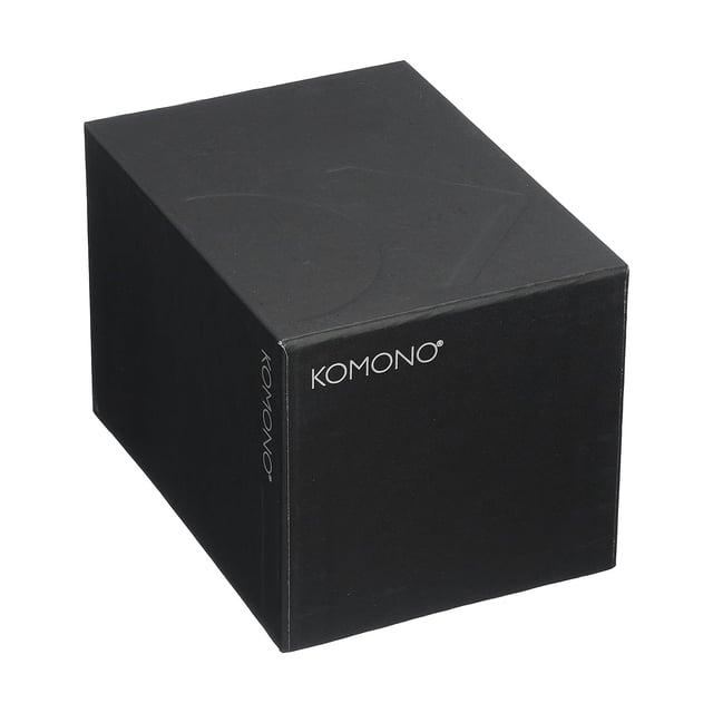 La marca Komono significa "pequeños artilugios" en japonés y eso es exactamente lo que la marca quiere transmitir con sus productos. Con sus relojes, Komono se centra en el minimalismo y en apreciar las pequeñas cosas de la vida. El reloj Komono Winston Regal en color negro es un reloj masculino versátil que atraerá a casi cualquier hombre. Con una resistencia al agua de 3 ATM, este reloj puede soportar la mayoría de las situaciones cotidianas. La correa de cuero negro garantiza comodidad y durabilidad. El movimiento plateado es de acero inoxidable y tiene un diseño atemporal que es a la vez resistente y elegante. Este reloj no sólo es un complemento con estilo para cualquier atuendo, sino que también es funcional gracias a su precisa indicación de la hora. Tanto si acude a una ocasión elegante como si sólo desea realzar su aspecto diario, este reloj de pulsera para hombre es perfecto. Comprará el reloj Komono Winston Regal con descuento en las rebajas. Reloj Komono para hombre negro/blanco en oferta El reloj Komono Winston Regal negro es una elección elegante para aquellos que buscan un accesorio atemporal. Este reloj es resistente a salpicaduras hasta 3 ATM. No es apto para la ducha ni para nadar. La correa del reloj negro está hecha de cuero de alta calidad y tiene una anchura de 20 mm, por lo que se ajusta cómodamente a la muñeca. Con una longitud de 244 mm, este reloj se adapta a casi cualquier tamaño de muñeca. La caja de acero inoxidable con cristal mineral protege el movimiento y confiere al reloj un aspecto duradero. Con un diámetro de 41 mm y un grosor de 9 mm, este reloj es a la vez elegante y funcional. El reloj Komono Winston Regal es el compañero perfecto para cualquier ocasión. Compre ahora el reloj Komono para hombre en oferta. Ver todos los modelos de relojes.  Marca: KomonoNombre del modelo: Winston Regal W2268 (41mm)Categoría: reloj de pulseraMateriales: acero inoxidable, cueroColor: negro, blanco, plataResistente al agua: 3 atm (a prueba de lluvia y salpicaduras)