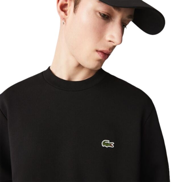 Stay warm and stylish in the Lacoste Fleece Crew Neck Sweatshirt. Made with brushed organic cotton fleece, this sweatshirt offers a soft and comfortable fit. The classic fit and high neck provide natural ease, while the signature crocodile embroidery adds a touch of sophistication. A bestseller from the sportswear experts since 1933.
