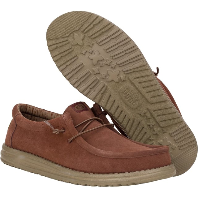 Es geht nichts über Wildleder. Von Tag zu Nacht. Arbeit und Freizeit. Der Wally Suede wertet jeden Look auf, ohne einen Schritt zu verpassen. Hochwertiges Wildleder, coole klassische Farben und ganztägiger HEYDUDE-Komfort.