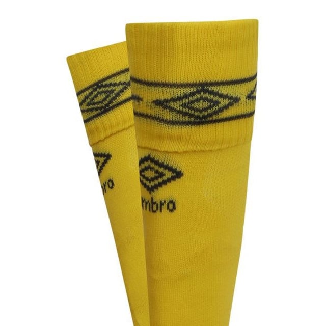 75% Polyamid, 20% Baumwolle, 5% Elastan. Gewebe: Intarsia, Micro-Mesh. Marke: Umbro. Design: Kontrast, Logo. Bündchen: Elastisch, Bündchen zum Umklappen. Elastischer Fuß, Flache Naht an der Zehe, Gepolsterte Sohle, Ventiliert. Kniehoch.