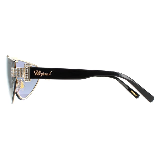 Chopard Shield Womens Shiny Rose Gold Smoke Gold Mirror SCHF09S Die Sonnenbrille hat einen eleganten rechteckigen Stil, der aus leichtem Acetat gefertigt ist. Das Doppelsteg-Design und die Nasenpads aus Silikon sorgen den ganzen Tag über für Komfort. Die Innenseite der schlanken Tempel bietet das Chopard-Logo für die Authentizität der Marke.