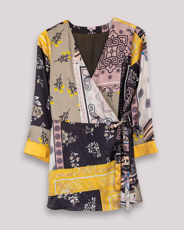 La blusa patchwork Mia te envuelve en la dulzura de los tonos pastel. Su estampado patchwork en rosa, verde y amarillo añade un toque de alegría a cualquier conjunto. Ideal para combinar con tus prendas favoritas, es una pieza que realza tu estilo con un aire romántico y moderno.
 
 
 
 Blusa cruzada. 
 
 Manga larga con terminación en puño tableado. 
 
 Tejido satinado. 
 
 Estampado patchwork.