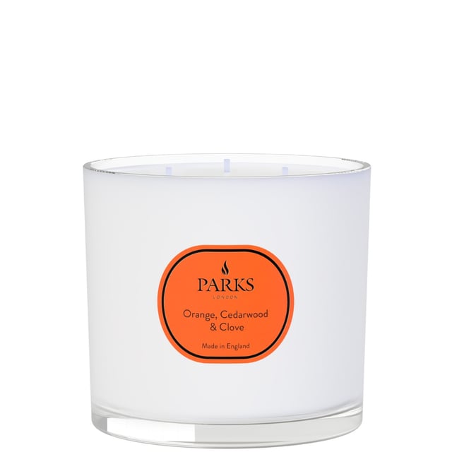Relaxing and soothing, Orange, Cedarwood & Clove explores the interplay of aromatic spices and citrus fruits. The bold, punchy nuances of clove are expertly contrasted by the zesty bite of orange, with the smooth warmth of cedarwood softening the accord. Perfect for autumn and winter, Orange, Cedarwood & Clove is best placed in a living room or dining room to create a cosy and inviting atmosphere.