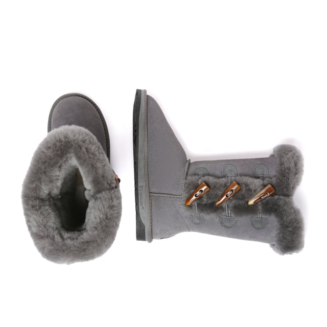 Confeccionadas con tres cierres de cuerno para un toque de estilo en el diseño clásico atemporal, las botas Ashy cuentan con una suela de doble capa ligera que ofrece tanto flexibilidad como durabilidad. Ya sea atadas o dobladas hacia abajo, los tres botones de cuerno permiten un estilo versátil para adaptarse a tus preferencias. Producto No. EAU3018 Descripción: Parte superior de piel de oveja de doble cara - Forro de lana de oveja - Suela de TPR