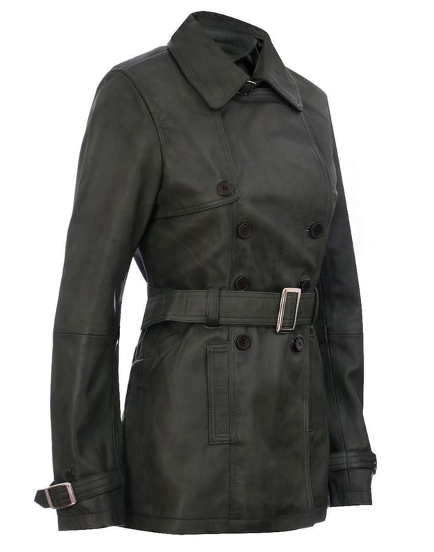 Adéntrate en la elegancia atemporal con nuestra gabardina clásica. Esta obra maestra de doble botonadura muestra las características icónicas que definen el estilo de la gabardina. Su cierre tradicional de tres botones conduce a un cuello con muescas que se puede asegurar con una hebilla, evocando un cuello estilo camisa clásico para mayor calidez. La longitud extendida de la chaqueta proporciona protección adicional contra el frío, lo que la convierte en un elemento esencial del guardarropa de invierno versátil. Elementos clave del diseño: confeccionada con 100% de cuero napa ultra suave de primera calidad para una calidad y comodidad inigualables. Estilo clásico de gabardina con un diseño cruzado y cierre abotonado. El cinturón ajustable y las correas en los puños garantizan un ajuste a medida que complementa tu forma. Cuello con muescas con una hebilla para mayor estilo y calidez. Dos discretos bolsillos calientamanos en la cintura ofrecen un almacenamiento conveniente. Esta gabardina combina sin esfuerzo el estilo atemporal con la funcionalidad, lo que la convierte en un artículo imprescindible para quienes aprecian la moda clásica y la protección contra los elementos. Mejora tu guardarropa con esta pieza icónica.