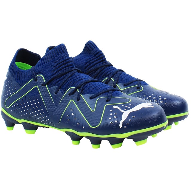 Puma Future Match FG/AG Kinderfußballschuhe, sorgfältig gefertigt, um jungen Fußballspielern außergewöhnliche Leistung und Stil auf Fest- (FG) und Kunstrasenplätzen (AG) zu bieten. Diese Schuhe sind darauf ausgelegt, Vertrauen zu schaffen und jungen Spielern zu helfen, ihr Spiel auf das nächste Level zu heben.

Hauptmerkmale:

Vielseitige Sohle: Die FG/AG-Sohle ist speziell entwickelt, um Traktion und Stabilität auf festem Boden und Kunstrasen zu gewährleisten. Mit strategisch platzierten Stollen und Rillen bietet diese Sohle optimalen Grip und Manövrierfähigkeit, sodass junge Spieler sich nahtlos an verschiedene Platzbedingungen anpassen können.

DynamicFit-Obermaterial: Diese Schuhe sind mit Pumas DynamicFit-Technologie ausgestattet, die ein Obermaterial bietet, das außergewöhnlichen Halt und Stabilität bietet. Dies gewährleistet präzise Reaktionsfähigkeit und Beweglichkeit während schneller Aktionen auf dem Platz und gibt jungen Spielern das Vertrauen, jede Herausforderung anzunehmen.

GripControl-Technologie: In das Obermaterial integriert, verbessert Pumas GripControl-Technologie das Ballhandling und die Kontrolle, was es jungen Spielern ermöglicht, den Ball zu halten und präzise Pässe und Schüsse mit Leichtigkeit auszuführen. Ob bei nassen oder trockenen Bedingungen, diese Schuhe bieten zuverlässigen Grip und Kontrolle.

Kinderfreundliches Design: Die Future Match Kinderfußballschuhe verfügen über ein kinderfreundliches Design mit lebendigen Farben und modernem Stil. Sie sind darauf ausgelegt, Vertrauen und Kreativität auf dem Platz zu inspirieren, und setzen ein mutiges Statement, während sie Spitzenleistung bieten.

Zusammenfassend kombinieren die Puma Future Match FG/AG Kinderfußballschuhe innovative Technologie mit stilvollem Design, um jungen Athleten zu ermöglichen, auf verschiedenen Oberflächen ihr Bestes zu geben. Erleben Sie unvergleichlichen Komfort, Agilität und Kontrolle mit jedem Schritt und lassen Sie die nächste Generation von Fußballstars auf dem Platz erstrahlen.