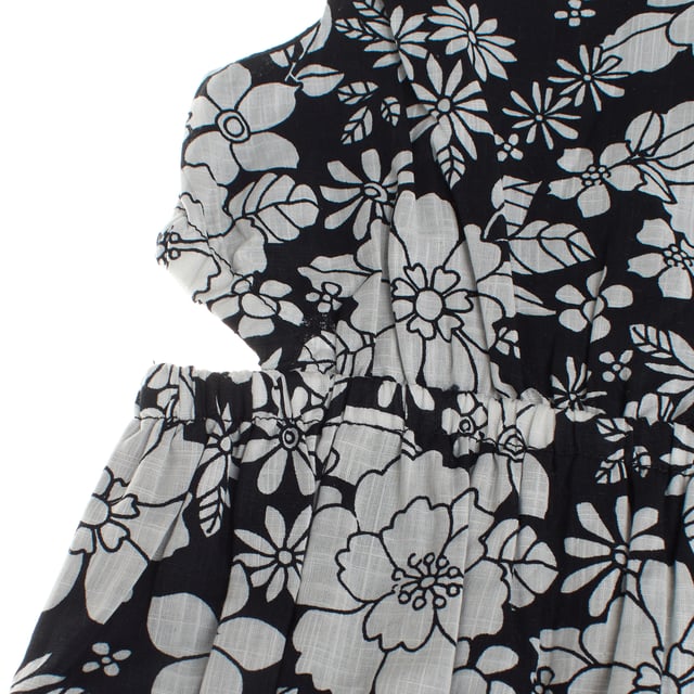 This charming children's set, consisting of a sleeveless bodysuit and matching hat, features a cheerful floral print.

 The bodysuit features a round neckline and a practical back closure, making it easy to put on.

 The elasticated waist and side slits provide added comfort and freshness, while elasticated leg hems ensure a comfortable fit.

 The set is completed with a perfectly matching hat, which with its handy strap ensures it stays in place, providing sun protection and an adorably coordinated style.

 Ideal for keeping little ones cool and comfortable during hot days.
 Composition: Body: Exterior: 100% Cotton; Interior: 100% Cotton; Hat: Exterior: 100% Cotton; Interior: 100% Cotton
 Care:
- Machine wash cold.
 - Use similar colors in the wash.
 - Avoid the use of bleaches.
 - Dry at low temperature in the dryer.
 - Iron at low temperature.
 - Do not dry clean.