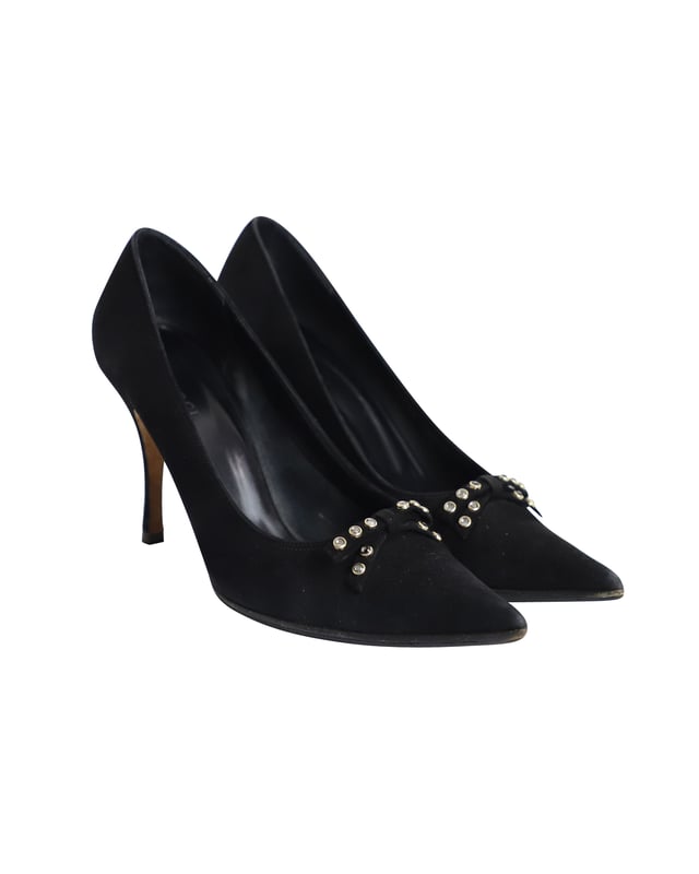 VINTAGE, RRP AS NEW
These court shoes from Gucci are crafted from black suede and feature pointed toes, leather soles and stiletto heels. The crystal embellishment on the toes add a glamorous touch to this ultra feminine design.

Gucci Pointed Court Shoes in Black Suede
Condition: very good
Material: Suede
Size: 37
Sign of wear: re-soled
SKU: 268084