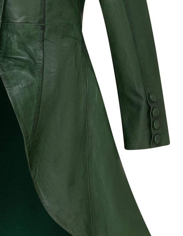 Deze lange jas, geïnspireerd op Victoriaanse en Edwardiaanse stijlen, heeft een strak uitlopend design gemaakt van 100% premium leer. Perfect voor gothic en punk mode, het is een gedurfd statement piece dat vintage charme combineert met een moderne rand. Lange uitlopende jas voor een opvallende look Gemaakt van 100% premium leer voor duurzaamheid en luxe Victoriaanse en Edwardiaanse invloeden met een eigentijdse twist Perfect voor gothic, punk of alternatieve modestijlen