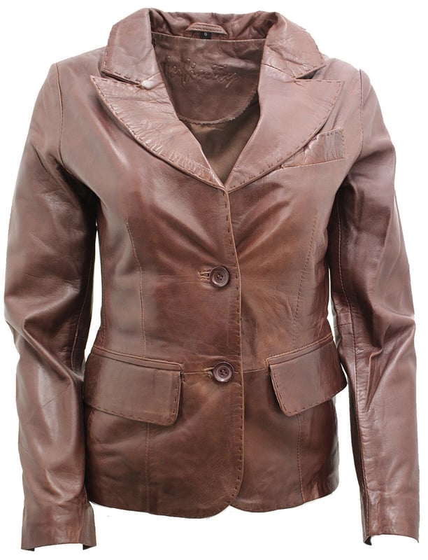 Erweitern Sie Ihren Stil mit unserem schicken und edlen Damen-Lederblazer, einem vielseitigen Stück, das Ihrem Outfit mühelos Flair verleiht und sowohl für legere als auch für elegante Anlässe geeignet ist. Dieser Blazer ist aus 100 % hochwertigem, ultraweichem Nappaleder gefertigt und bietet ein luxuriöses und bequemes Tragegefühl. Das zeichnet ihn aus:  
 Traditioneller Look mit einem Twist: Der Blazer verfügt über einen einreihigen Block mit zwei Knöpfen ein zeitloses und traditionelles Erscheinungsbild, während das abgerundete Revers einen stilvollen und modernen Touch verleiht. 
 Viel Stauraum: Zwei Pattentaschen an der Taille sorgen dafür Leicht zugänglicher Stauraum für das Nötigste, und eine offene Brusttasche unterstreicht nicht nur den klassischen Look, sondern dient auch als funktionelles Fach. 
 Premium-Farbvarianten: Erhältlich in drei Premium-Farbvarianten, können Sie diejenige wählen, die zu Ihrem Stil passt und Ihrer Garderobe Eleganz verleiht. 
 Hochwertige Verarbeitung: Hergestellt aus Dieser Blazer aus 100 % hochwertigem, ultraweichem Nappaleder vereint Stil und Komfort und sorgt dafür, dass Sie gut aussehen und sich gut fühlen. 
 Vielseitige Kleidung: Egal, ob Sie sich für einen besonderen Anlass schick kleiden oder Ihrem Alltagsoutfit einen Hauch von Eleganz verleihen, dieser Blazer ist eine vielseitige und modische Wahl.  Der Damen-Lederblazer ist ein Ein Muss für alle, die hochwertige Handwerkskunst und zeitlosen Stil in ihrer Kleidung schätzen.