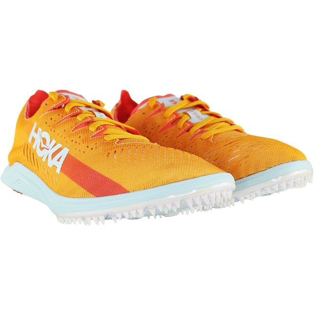 Die Hoka Cielo X LD Track Spike Herren-Laufschuhe in Orange sind spezielle Sportschuhe für Leichtathletik, insbesondere Langstreckenläufe. Hier sind einige wichtige Merkmale und Details dieser Spike-Laufschuhe: Spike-Design: Diese Laufschuhe wurden speziell für Leichtathletik-Wettkämpfe entwickelt. Die abnehmbaren Spikes an der Außensohle sorgen für hervorragende Traktion und Halt auf der Laufbahn und verbessern so Ihre Leistung im Rennen. Leichtbauweise: Hoka legt bei seinen Spike-Laufschuhen Wert auf ein leichtes Design, um Athleten zu Höchstleistungen zu verhelfen. Die Cielo X LD Laufschuhe sind besonders leicht und reduzieren so den Luftwiderstand und die Ermüdung im Rennen. Strapazierfähige Außensohle: Die Außensohle dieser Laufschuhe besteht aus strapazierfähigen Materialien, um den Belastungen von Leichtathletik-Veranstaltungen standzuhalten und so Langlebigkeit und konstante Leistung zu gewährleisten. Langstrecken-Fokus: Diese Spike-Laufschuhe sind ideal für Langstreckenläufe, bei denen Ausdauer und eine effiziente Lauftechnik entscheidend sind. Leuchtendes Orange: Das kräftige Orange verleiht diesen Laufschuhen einen unverwechselbaren und dynamischen Look und macht sie auf der Laufbahn leicht erkennbar. Anpassbare Spikes: Track Spikes sind normalerweise anpassbar, sodass Sie die Spikelänge je nach Art der Leichtathletikveranstaltung, an der Sie teilnehmen, anpassen können. Stützende Passform: Hoka Track Spike-Schuhe bieten eine bequeme und stützende Passform, die Ihre Laufeffizienz verbessert und das Verletzungsrisiko verringert. Ideal für Wettkämpfe: Diese Schuhe sind für Leichtathletik-Wettkämpfe vorgesehen, einschließlich Langstreckenrennen wie 5.000 m oder 10.000 m. Hoka-Branding: Das Hoka-Branding auf diesen Schuhen steht für ihre Qualität und Leistungsfähigkeit. In verschiedenen Größen erhältlich: Hoka bietet normalerweise eine Reihe von Größen an, um Athleten mit unterschiedlichen Fußgrößen gerecht zu werden. Die orangefarbenen Hoka Cielo X LD Track Spike-Schuhe für Herren sind eine großartige Wahl für Leichtathleten, insbesondere für jene, die sich auf Langstreckenveranstaltungen spezialisiert haben. Diese Schuhe bieten den nötigen Halt, die nötige Bodenhaftung und die leichte Konstruktion, die für herausragende Leistungen bei Wettkämpfen erforderlich sind.