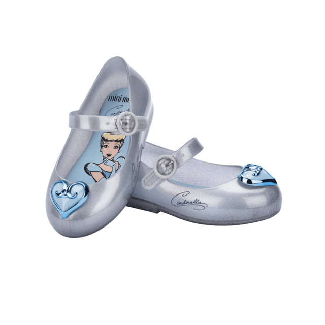 From Disney castles to your young one's feet! The Mini Melissa Sweet Love + Disney Princess will have your baby surrounded by magic and style. Our classic ballerina silhouette is adorned with Disney princess prints, and comes in a variety of colors to mix and match!