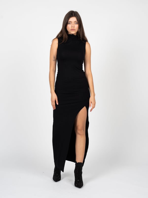 Die einheitliche Farbe dieses Kleides macht es extrem vielseitig und leicht zu verschiedenen Anlässen passend, und betont zugleich die Eleganz und Einfachheit, was es zu einer idealen Wahl sowohl für den Alltag als auch für spezielle Anlässe macht.

Der lange Schnitt verleiht dem Kleid einen einzigartigen Charme und Klasse, macht es extrem stilvoll und feminin, und bietet gleichzeitig Komfort und Bewegungsfreiheit, was während der langen Sommertage wichtig ist.

Das Trägerkleid ist eine ausgezeichnete Wahl für warme Tage, da es angemessene Belüftung und Bequemlichkeit bietet und gleichzeitig die Schultern freilegt, was dem Ganzen Leichtigkeit und subtile Sinnlichkeit hinzufügt.

Hergestellt in Italien, was eine hohe Qualität der Verarbeitung und der verwendeten Materialien garantiert, sowie die Sorgfalt für jedes Detail, so dass das Kleid nicht nur modisch, sondern auch langlebig und komfortabel zu tragen ist.