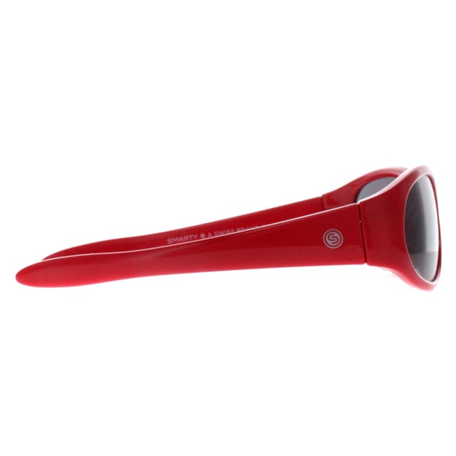 Smarty X2136 C rood grijze zonnebril Houd je baby stijlvol beschermd met SMARTY Designer Zonnebril model X2136C, perfect voor baby's tot 3-jarigen. Deze wikkelvormige zonnebril heeft een levendig rood montuur met duurzame kunststof armen en grijze glazen, en biedt superieure UV-bescherming en een speelse look. Het model X2136C combineert een trendy ontwerp met babyvriendelijk comfort en duurzaamheid, zodat je kleintje veilig en chic blijft tijdens zonnige avonturen. Deze designer zonnebril is verkrijgbaar met een onverslaanbare korting op de normale verkoopprijs en biedt uitzonderlijke kwaliteit en waarde. Geef je baby de perfecte mix van bescherming en stijl met een SMARTY zonnebril.