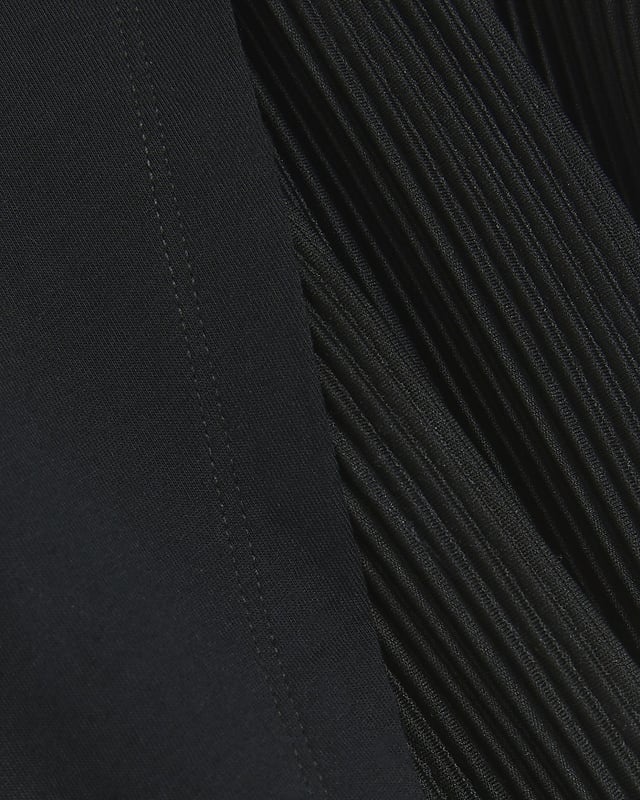 Hybrid deign, Plisse panel, Belted, Crew neckline, Sleeveless
