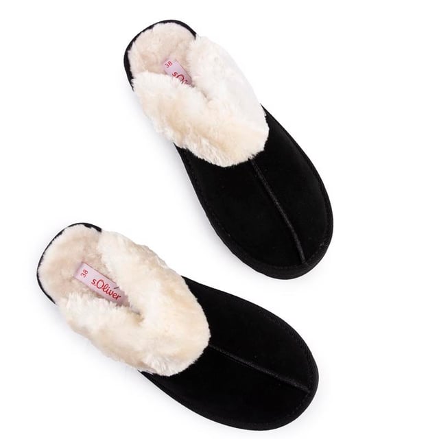 Give Your Feet A Well-deserved Cuddle In The Cold, With These Black S.oliver Ankle Booties. Whether You Are Lounging Around Or Going On A Shopping Trip, These Women's Ankle Boots Have A Pretty Button Embellishment And Give You A Luxurious Feel And A Stylish Lodge Look. The Soft, Warm Faux Fur Lining Ensures Maximum, Cosy Comfort And The Flatform Sole With Wedge Notch Provides Good Support.
