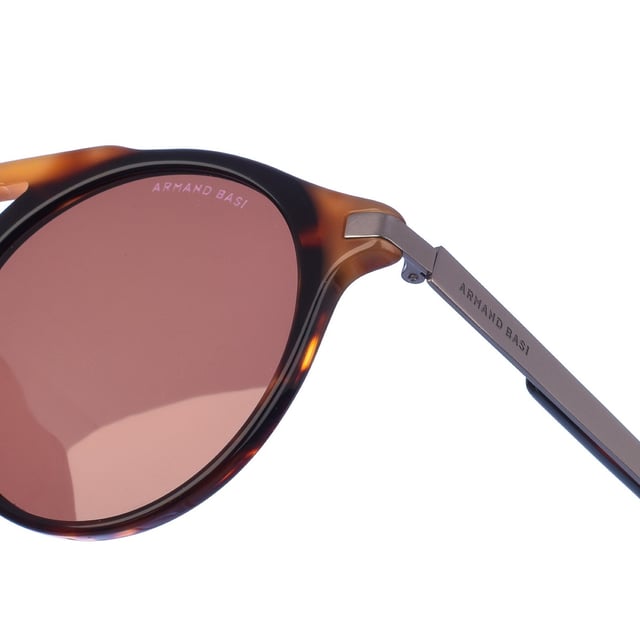 Gafas de sol Armand Basi con montura de acetato.
 Color Habana
 Forma ovalada.
 Lentes de color Ambar oscuro
 Patillas metalicas y acabado en acetato.
  Nombre de la marca grabado en la lente.
 100% Protección UV. 
 Incluye una funda de tela de protección.
Los colores reales del producto pueden variar ligeramente con respecto a los colores que muestra su monitor.
 
 Medidas  Ancho lente: 52 mm. Puente: 21 mm. Patillas: 145 mm.
 
 Limpiar las gafas con agua y jabón (neutro).
 - No utilice paños sucios o abrasivos, que puedan alterar las características de los filtros.
 - Utilice solo accesorios y repuestos originales.