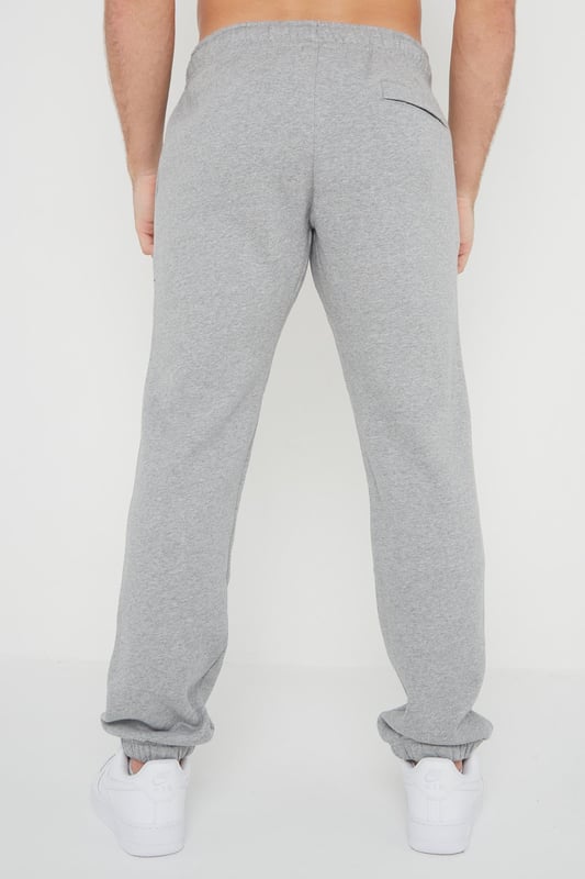 Nike Herren Crewneck Clubfleece Trainingsanzug Set.           
Gefertigt aus gebürstetem Rückenfleece.           
Gerippter Rundhalsausschnitt, Bündchen und Taille.          
Klassisches gesticktes Nike-Logo auf der linken Brust.               
80% Baumwolle, 20% Polyester.           
Maschinenwaschbar.           
Erhältlich in Schwarz, Marineblau, Grau.