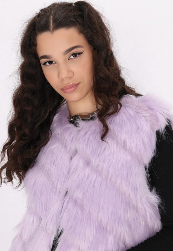 Dieses luxuriöse ärmellose Oberteil mit einer weichen, fellähnlichen Textur strahlt Raffinesse und Stil aus. Der gerade Saum und der offene Kragen machen es perfekt zum Layern über Outfits für zusätzliche Wärme oder als schickes Fashion-Statement. Das schlichte, aber elegante Design betont die strukturierte Oberfläche und Silhouette und schafft einen auffälligen Look, der sowohl vielseitig als auch modisch ist.  Weste