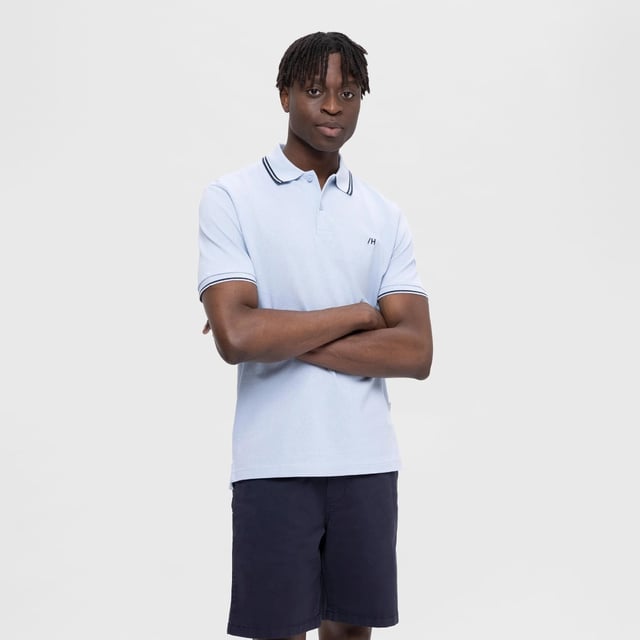 Selected polotröja för herrar. Pikén är tillverkad av 100% bomull och har en normal passform.  Varumärke: SelectedModellnamn: Dante Sport PoloKategori: polo för mänMaterial: bomullFärg: ljusblå