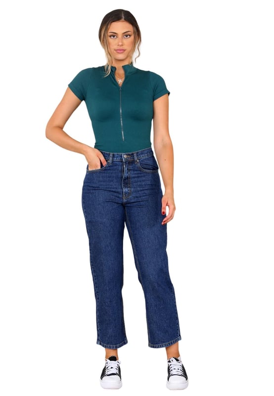MYT dames hoge taille met een klassieke enkeljeans met rechte pijpen in normale en grote maten van UK 10 - UK 24. De binnenbeenlengte is 28 inch. MYT leren patch aan de achterkant van de taille. Deze jeans Slim Through Hip, Straight Through Leg. Knoopsluiting, ritssluiting.