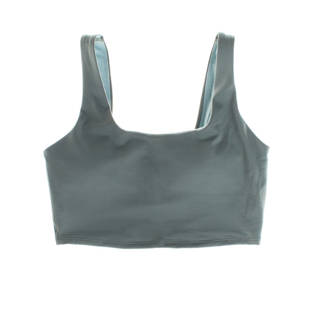 The GapFit Eclipse Sports Bra is a medium support option, designed for moderate impact activities such as training, cycling or running.

 Its material is highly breathable, made from a quick-drying interlock fabric that also offers flexible compression.

 Thanks to its four-way stretch technology, it provides excellent freedom of movement while maintaining its shape.

 It features removable padding, allowing you to adjust the level of support to your preference, and a microfiber hem for added comfort.

 The wide straps allow for a full range of motion, making it suitable for both workouts and everyday wear.

 It is a versatile and comfortable model, ideal for those looking for a balance between support and flexibility.
 Composition: Exterior: 74% Polyester, 26% Elastane; Interior: 90% Polyester, 10% Lycra; Inner lining: 73% Nylon, 27% Elastane
 Care:
- Machine wash cold.
 - Use similar colors in the wash.
 - Avoid the use of bleaches.
 - Dry at low temperature in the dryer.
 - Do not iron.
 - Do not dry clean.