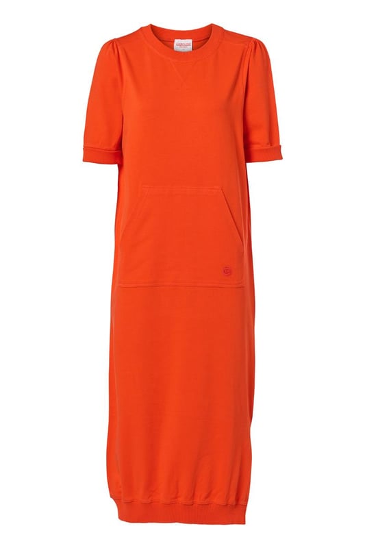 Ervaar de perfecte balans tussen stijl en comfort met deze prachtige lange sweaterjurk in een levendige oranje tint, een absolute must-have uit de collectie van Caroline Tensen. Dit veelzijdige kledingstuk combineert moeiteloos elegantie met ultiem draagcomfort. Gemaakt van 100% katoen, voelt de zachte sweaterstof heerlijk aan op de huid en biedt het een comfortabele pasvorm die je het liefst de hele dag draagt. De jurk is voorzien van subtiele pofmouwen en ribboorden bij de mouwen, kraag en zoom, wat zorgt voor een speelse en charmante uitstraling. Een extra praktisch en stijlvol detail is de kangoeroezak met verfijnd borduurwerk. Op de rug bevindt zich bovendien een uniek borduursel, geïnspireerd door de persoonlijke tatoeage van Caroline Tensen. Met zijn lange, vloeiende pasvorm en opvallende oranje kleur geeft deze jurk een frisse en vrolijke touch aan elke outfit. Of je nu geniet van een ontspannen dag thuis, een wandeling maakt in het park of een casual uitje hebt gepland, deze sweaterjurk is de perfecte keuze. Verrijk je garderobe met dit veelzijdige item en geniet van een ongeëvenaarde mix van stijl en comfort!