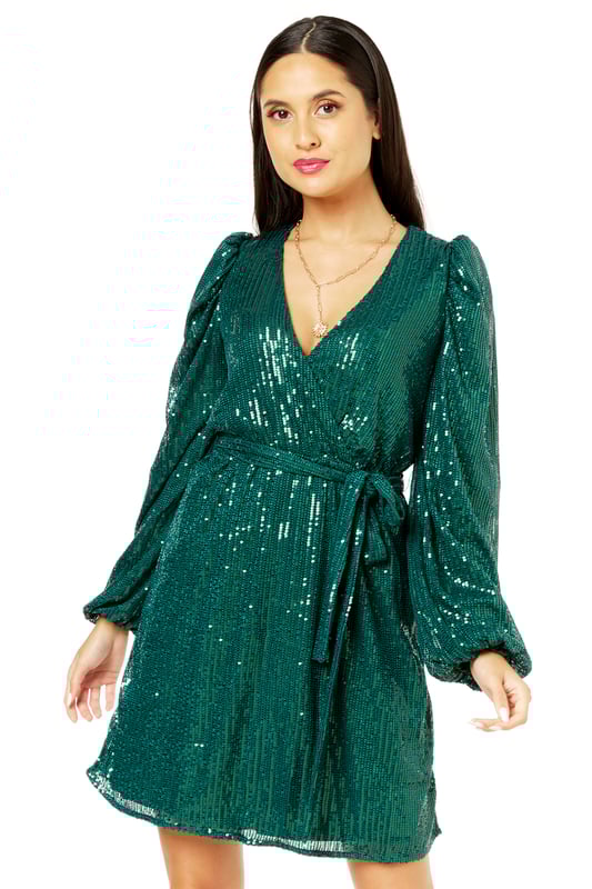¡Es hora de que brille, y qué mejor manera de hacerlo que en este vestido de lentejuelas! En su próximo evento elegante, adopte la sensación brillante y brillante de este vestido adornado con lentejuelas y presente un giro elegante y moderno en lentejuela"&"s. Combina este vestido brillante con tacones para un aspecto sofisticado adecuado para una noche con las chicas.