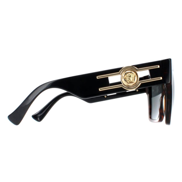 Las gafas de sol Versace VE4458 542987 dark havana dark grey son una montura elegante adornada con el icÃ³nico medallÃ³n de Medusa, que desprende opulencia y lujo a cada paso. Con una magnÃ­fica protecciÃ³n UV y una claridad excepcional, estas gafas de sol redefinen tanto la moda como la funcionalidad. Ya sea en las bulliciosas calles de la ciudad o tomando el sol, combinan a la perfecciÃ³n estilo y funcionalidad. VersÃ¡tiles y eternamente elegantes, estas gafas complementan cualquier atuendo, infundiendo a tu look un toque de glamour y refinamiento.