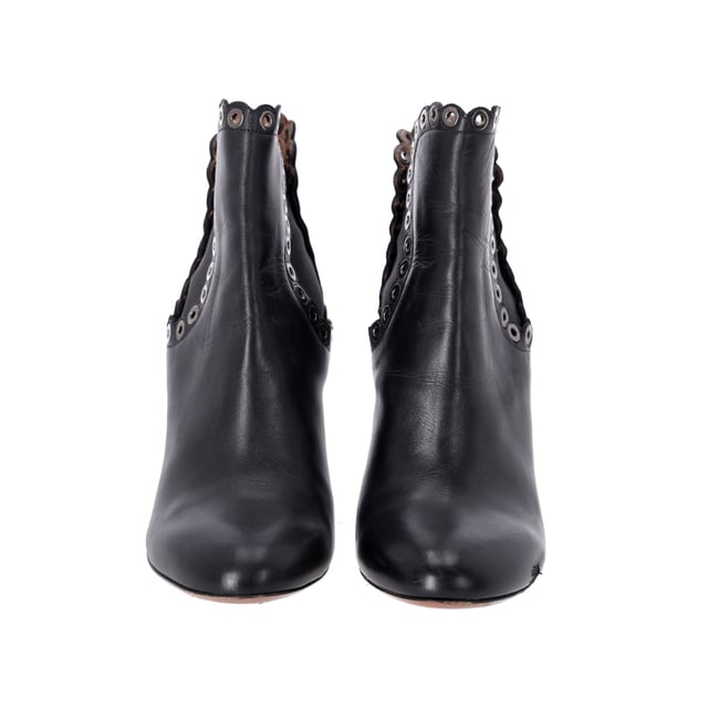 VINTAGE, RRP AS NEW
Step out in style with the Alaïa Eyelet Ankle Boots. These chic ankle booties are a must-have for any fashion-savvy individual. The elastic panel sides offer a comfortable and flexible fit, while the eyelet detailing with scalloped edges adds flair. Complete with high stiletto heels, these boots are the perfect choice for adding a touch of sophistication and confidence to any outfit.

Alaïa Eyelet Ankle Boots in Black Leather
Condition: Very good
Sign of wear: Moderate wear on the soles, marks on the surface, leather creasing
Material: Leather
Color: Black
Size: IT40 / US10 / UK7
SKU: 358070