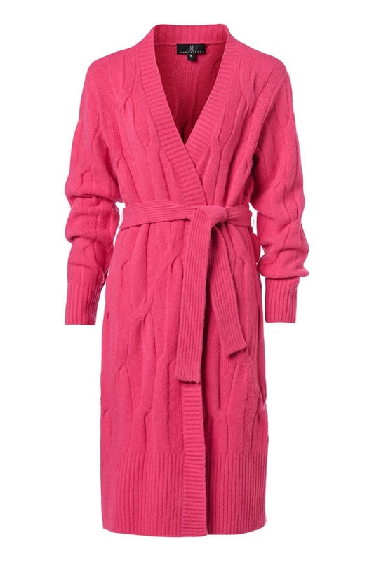Het Chelsea kabelvest in een zachte roze kleur is een prachtig gebreid, lang vest met een openvallend ontwerp en robuuste ribboorden. Met een relaxte pasvorm die net boven de kuit valt, biedt dit vest een comfortabele en elegante uitstraling. Een afneembaar strikceintuur voegt een vleugje tailleaccentuering toe aan het geheel. Vervaardigd uit een wolmix van 47% acryl, 22% nylon, 20% wol, 8% alpaca en 3% spandex, biedt dit vest warmte en comfort, waardoor het ideaal is voor koude winterdagen. De combinatie van wol en alpaca verleent het vest een zachte en luxueuze textuur, terwijl acryl en nylon zorgen voor duurzaamheid en vormbehoud. De toevoeging van 3% spandex biedt een lichte stretch, wat resulteert in een comfortabele en flexibele pasvorm.Kortom, het lange roze Chelsea vest is een stijlvol en veelzijdig kledingstuk, met zijn losse snit, bijbehorende strikceintuur en prachtig gebreide ontwerp. De combinatie van diverse hoogwaardige materialen garandeert zowel comfort als stijl, waardoor het een uitstekende aanvulling is op je wintergarderobe. Het Chelsea vest biedt talloze mogelijkheden om verschillende stijlvolle en comfortabele outfits te creëren.Een suggestie is om het Chelsea vest te dragen over de Jesper travel top, samen met de Indy travel broek in een opvallende kobaltkleur. Het contrasterende kobaltblauw voegt een levendige dimensie toe aan het roze vest, wat zorgt voor een sprankelende outfit. Je kunt ook het Chelsea lange vest combineren met de Cassidy tuniek in een veelkleurig patroon, samen met de zwarte legging. Het levendige en kleurrijke patroon van de tuniek creëert een boeiend contrast met het effen roze vest. Eveneens kun je het roze kabelvest succesvol combineren met de Audrey print blouse. Onthoud dat jouw comfort en zelfverzekerdheid in je kledingkeuze centraal staan. De combinatie van de roze tint en het sprankelende, veelkleurige patroon geeft je outfit een krachtige en vrolijke uitstraling.