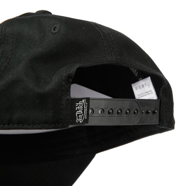 Ikonische Dad-Cap mit einer Baumwolltwill-Krone und -Schild. Der leicht geschwungene Schirm verleiht einen Hauch von Style. Mit dem ovalen Heritage-Logopatch, der prominent auf der Vorderseite angebracht ist.
