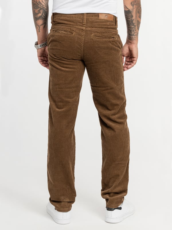 Wenn Sie nach stylischen Beinkleidern suchen, dann sind Sie bei Rock Creek an der richtigen Adresse. Die Marke bietet eine Vielzahl an modischen Hosen für Damen und Herren. Wählen Sie zwischen lässigen, eleganten und extravaganten Modellen und finden Sie die ideale Hose für Ihren Stil. Die verschiedenen Modelle begeistern mit einer hohen Materialqualität, einer hervorragenden Verarbeitung und einem angenehmen Tragegefühl. Außerdem präsentieren sie sich mit trendstarken Designs. Mit dem Modell RC-2156 bieten wir Ihnen, eine Cordhose mit einem robusten Stoff die zugleich weich, gemütlich und trotzdem edel aussieht an.