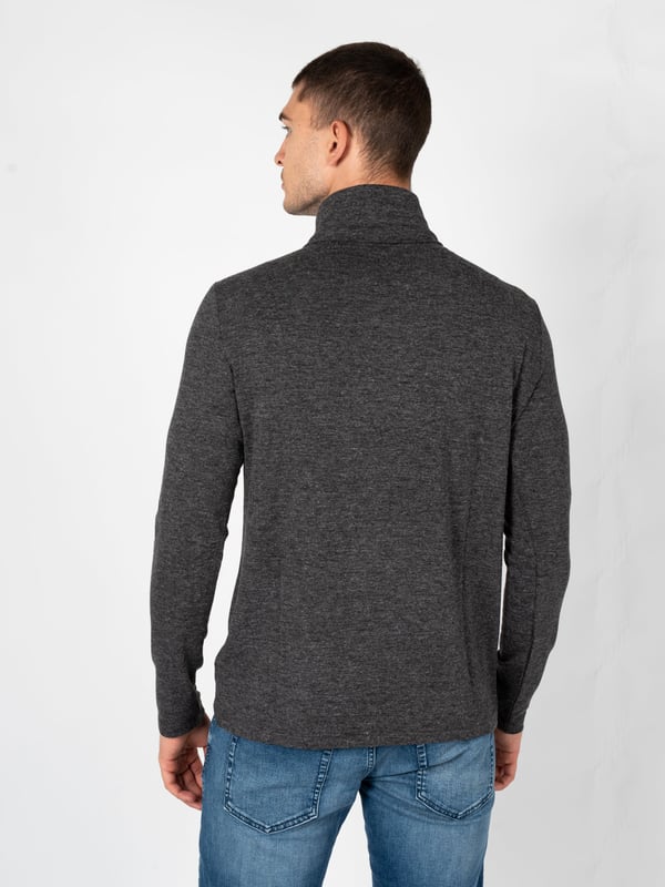 El diseño simple de este suéter es la quintaesencia de la elegancia y la versatilidad, combinando perfectamente con cualquier tipo de vestimenta, desde jeans casuales hasta pantalones de tela más formales.

Con cuello alto, que no solo añade estilo y clase, sino que también proporciona calor adicional en los días más fríos, siendo un elemento práctico en tu estilismo de invierno.

En la nuca, el emblema de la marca es un detalle discreto, pero claro, que indica pertenencia al grupo de productos de marcas premium y añade prestigio a quien lo lleva.

Hecho de tejido de alta calidad, que no solo proporciona durabilidad y resistencia al pilling, sino que también garantiza una comodidad excepcional gracias a la suavidad y elasticidad del material.