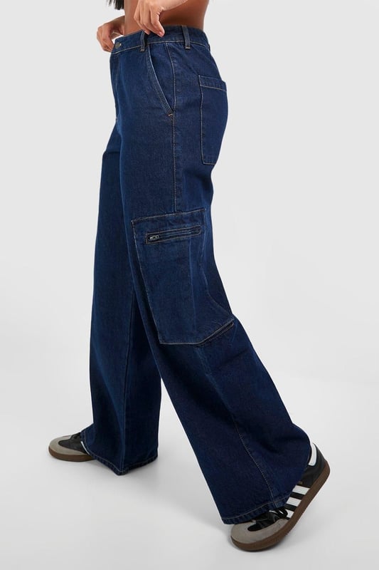 Contrast Topstitch Wide Leg Cargo Jeans Perfect for a new season update, the wide leg jean is your chance to make an effortless fashion statement when it comes to denim-led outfits. Anything but basic, our high waisted wide leg jeans are made from rigid denim, making them the perfect quality jean for day-to-day 'fits. Step out in retro-inspired wide jeans teamed with a basic white tee and oversized blazer for a look that brings vibes to all your plans. You in a wide leg... we can see it already.Style: Cargo JeanFabric: CottonModel's height: 168cm / 5'6"