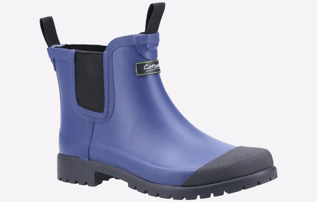Korte rubberen dames regenlaars van Cotswold Shoes, Blenheim heeft de klassieke Chelsea-look en is niet alleen voor de tuin! Dit model zou er geweldig uitzien onder je spijkerbroek in de stad, het is zeer flexibel met een sterk geprofileerde zool voor grip en duurzaamheid