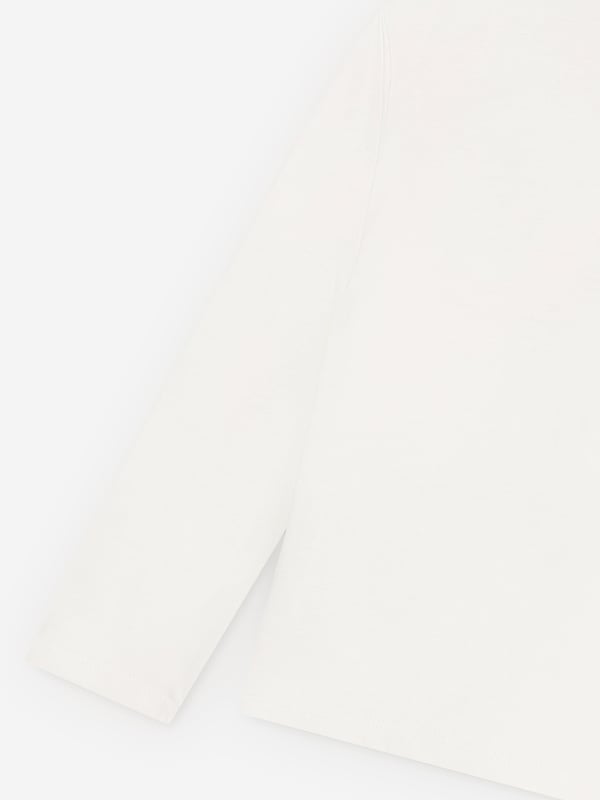 Billieblush deliver a fun enigmatic attitude to their stylish abstracts. This girls long sleeve ivory t-shirt is manufactured in a beautiful cotton jersey design. It features a printed pink love heart and green and gold, sequin love hearts for a touch of sensibility and innovation.  ‚ Ribbed Crew Neckline‚ Long Sleeves‚ Regular Fit‚ 100% Cotton