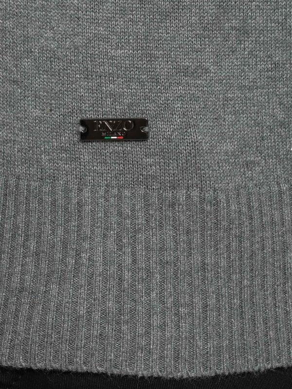 Das Enzo Milano Herren Strick-Halbreißverschluss-Sweatshirt verfügt über ein stylisches Design mit Trichterkragen, das klassische Strickmode mit einem modernen Touch verbindet. Hergestellt aus weichem, hochwertigem Strickstoff, bietet dieses Sweatshirt sowohl Komfort als auch Wärme. Der Halbreißverschluss ermöglicht eine verstellbare Belüftung und ein einfaches An- und Ausziehen, während der Trichterkragen zusätzliche Abdeckung und eine elegante, moderne Silhouette verleiht. Gerippte Bündchen und Saum sorgen für eine eng anliegende Passform, die den raffinierten Look ergänzt. Eine kleine Enzo Milano Logo-Plakette befindet sich in der Nähe des Saums. Dieses Strickstück vereint mühelos Stil und Praktikabilität und eignet sich perfekt für legere oder semi-formelle Anlässe.