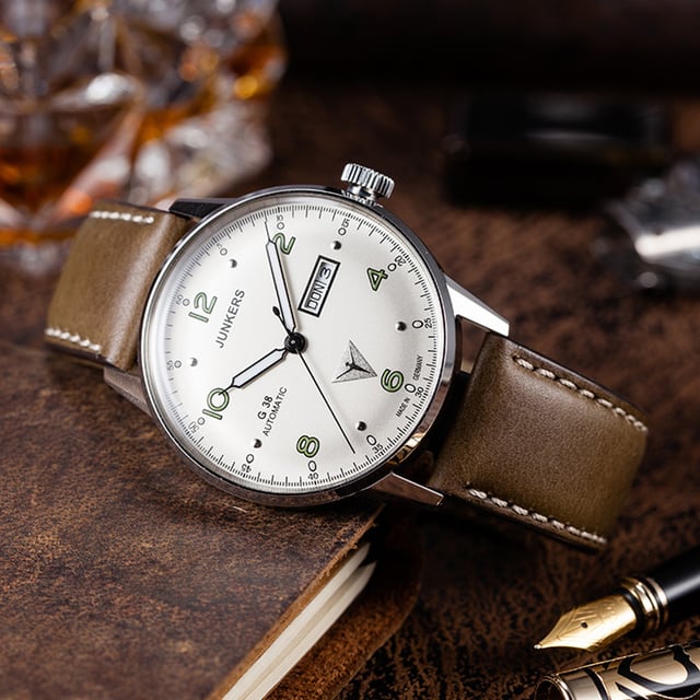 Manufacturer: POINT tec GmbH, Ismanning
A classic men's watch from the Junkers G38 series with a mechanical movement (Citizen/Miyota 8205, 21 jewels) with a weekday display.

General
Functions: Sweep second, date, day of the week
Model series: Junkers G38
silver
Special features: Green luminous dots, glass bottom
Water resistance: 10 atm
Housing
Glass: mineral glass
Case material: stainless steel
Housing color: silver
height and weight
Weight: 90g
Walking diameter: 42 mm
Case Height: 12mm
clockwork
Movement Type: Automatic
Movement caliber: Miyota 8205
Stones: 21
Half oscillations: 21600 h
Max. power reserve: 40 hours
Winding Direction: Bidirectional
dial
Dial Color: Silver
Fluorescent: hands, index
bracelet
Bridge width: 22 mm
Strap colour: Brown
