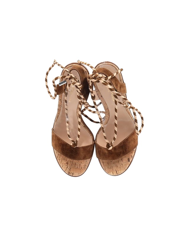VINTAGE, RRP WIE NEU
Schnüren Sie sich für ein stilvolles Sommerabenteuer mit den Gianvito Rossi Schnür-Cork-Wedge-Sandalen – einer schicken Mischung aus braunem Wildleder und Korkabsätzen. Mit einem offenen Zehenstil, auffälligen gestreiften Schnürriemen und bequemen Keilabsätzen sind diese Sandalen das perfekte Statement-Accessoire für den modischen Freigeist.

Gianvito Rossi Schnür-Cork-Wedge-Sandalen aus braunem Wildleder
Zustand: Ausgezeichnet
Tragespuren: Keine sichtbaren Mängel
Material: Wildleder
Farbe: Braun
Größe: IT38.5 / US8.5 / UK5.5
SKU: 364492 / NAPPUGBSH364492W