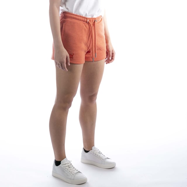 Specificaties: Short van geborsteld katoen met trekkoord in de taille, twee steekzakken en geborduurd logo op de voorkant onderaan. Geschikt voor zowel overdag als 's avonds Pasvorm: Normaal Het model draagt maat: XS Lengte van het model: 170 cm