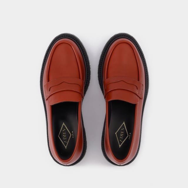 Adieu Mezcla de inspiración contemporánea e influencias retro, estos mocasines de suela gruesa de las colecciones de calzado son los nuevos básicos de fondo de armario. Póntelos con un blazer y unos pantalones ajustados para conseguir un look inspirado en los Mods de los años sesenta. Altura de la plataforma: 3,5 cm. Colores: rojo y óxido. Material principal: piel de ternero lisa. Material de la suela: caucho. Material del forro: cuero. Cierre: fácil de poner. Forma de la punta: redonda. Ajuste: fiel a la talla - Tallaje: europeo.