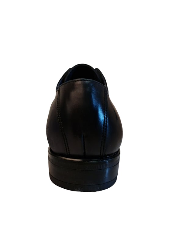 Dress shoe with lace-up closure and tongue, with heel. It has a comfortable sole and a non-slip sole