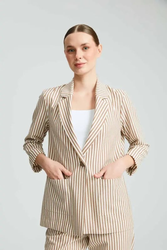 Introducing our statement-making jacket, the perfect blend of fashion and functionality. Crafted with precision and style in mind, this jacket is a versatile addition to any wardrobe.From its sleek silhouette to its durable construction, every detail of this jacket is designed to enhance your style and provide lasting comfort. Whether you're braving the elements or making a fashion statement, this jacket is sure to turn heads wherever you go.Available in a range of sizes and colors to suit your individual taste, our jacket offers both style and practicality. Elevate your outerwear collection with this must-have piece and step out in confidence, no matter the occasion.