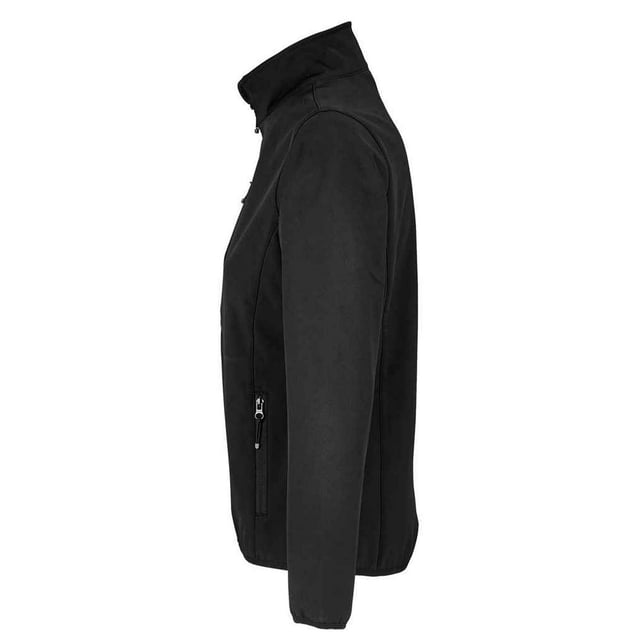 Buitenmaterialen: 94% Gerecycleerd Polyester, 6% Elastaan. Voering: 100% polyester. Voering: Polar Fleece. Stof: Softshell, Stretch, Drievoudig gelaagd. Ontwerp: Eenvoudig. 270gsm. Stoftechnologie: Ademend, Douchebestendig, Waterdicht, Winddicht. Kinbeschermer, binnenritsbescherming, afscheurbaar etiket. Manchet: Elastiek. Mouwtype: Met lange mouwen. Halslijn: Staande Kraag. Zakken: 2 Zijzakken, 1 Borstzak, Rits. Bevestiging: Volledige ritssluiting. Zoom: Elastisch. Duurzaamheid: ACCORD, Amfori, BSCI, Fair Wear Approved, GRS Certified, Oeko-Tex Standard 100 Certified, PETA-Approved Vegan, REACH, Sustainable Materials..