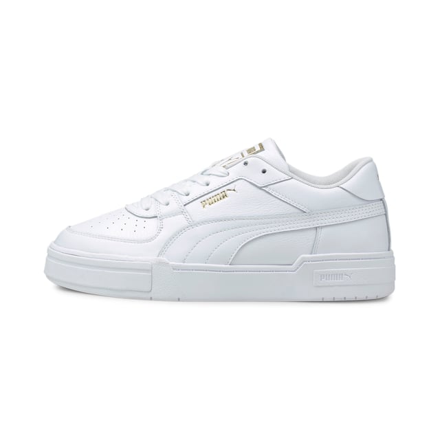 Seit der ursprüngliche PUMA California in den 1980er Jahren auf den Markt kam, hat er sich auf den Straßen einen Namen gemacht. Die CA Pro Classic Trainer sind ein neues Mitglied der Schuhfamilie und weisen alle Merkmale der kultigen Silhouette auf, wie z. B. klare Linien, aber zusätzlich perfekte Perforationen und eine geformte Zwischensohle. Diese von der Westküste inspirierten Turnschuhe sind von der Vergangenheit inspiriert, aber perfekt für die heutige Zeit, da sie einen einfachen, eleganten Look bieten.